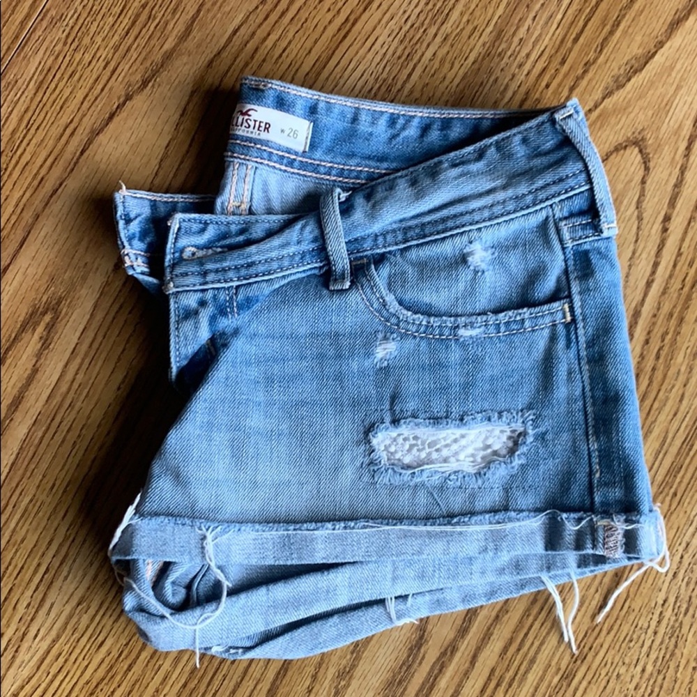 Size 3 Hollister shorts with white lace pocket